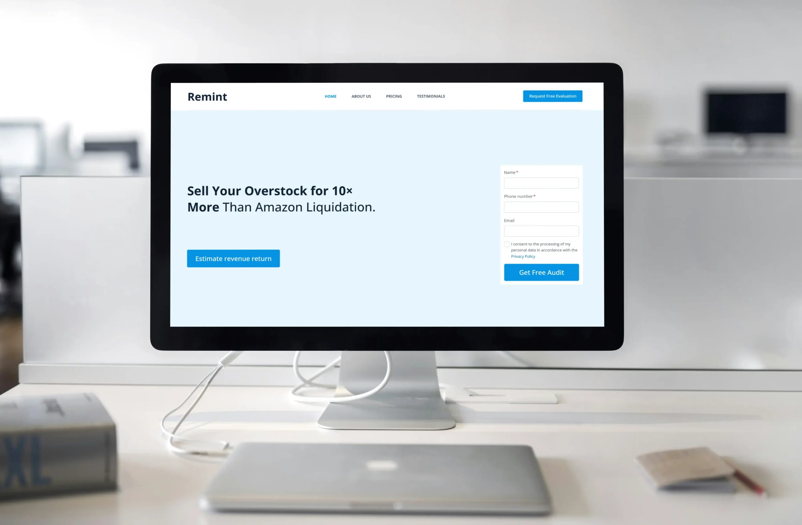Робочий стіл з комп’ютером та відкритим вебсайтом на моніторі